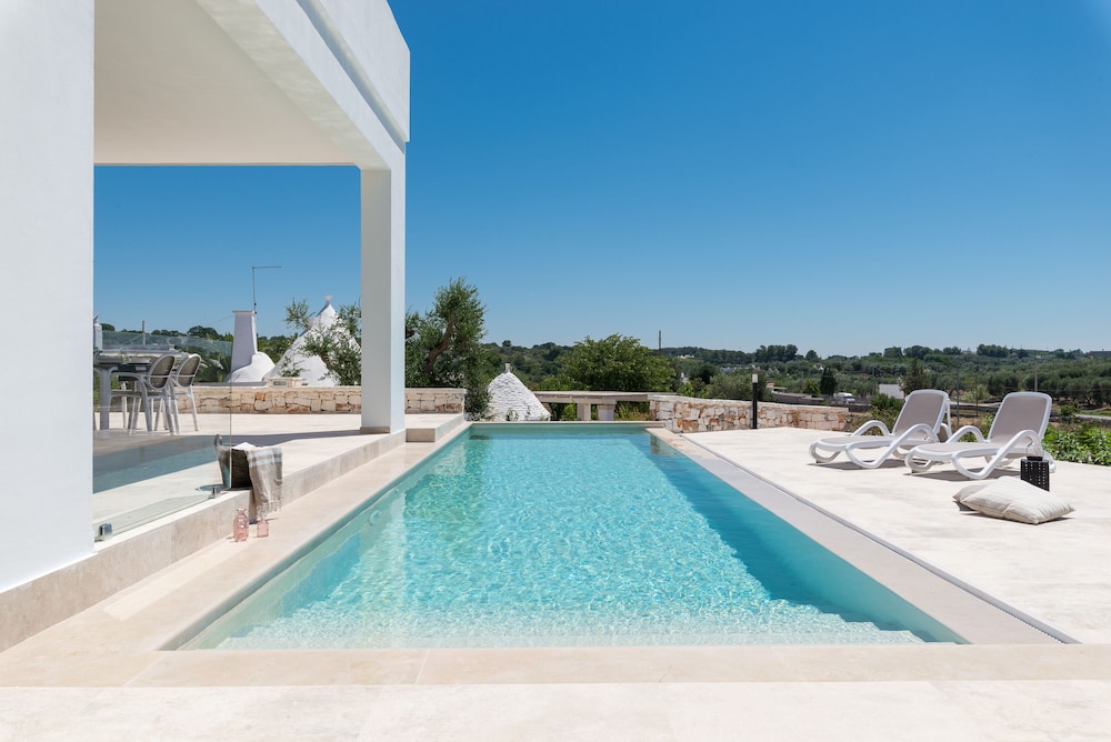 Villa, Trulli e Piscina nel Cuore della Valle d'Itria