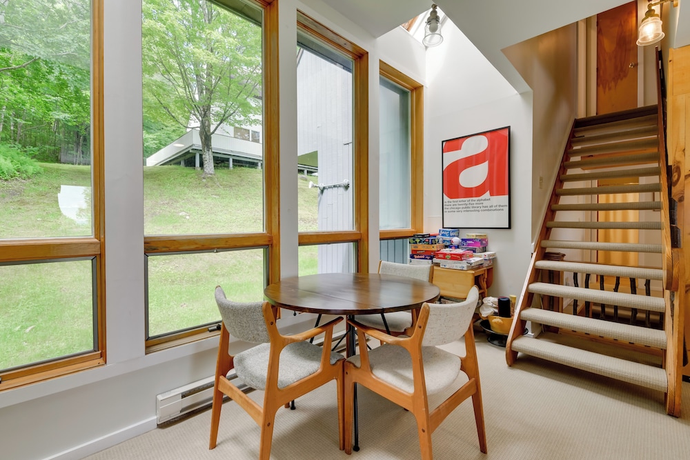 Ski-in/ski-out Sugarbush Retreat w/ Indoor Hot Tub
