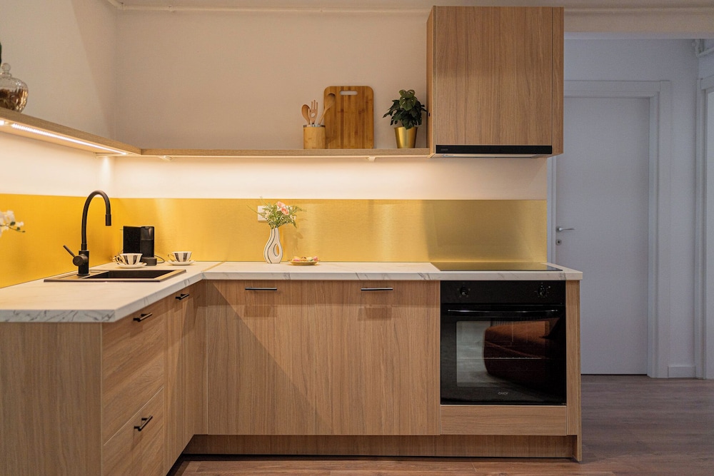 Playful & Trendy 2BR on Regina Elisabeta, Steps to Cismigiu Gardens | Bathtub & Boulevard Views