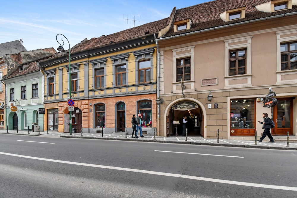 Piata Sfatului Studio