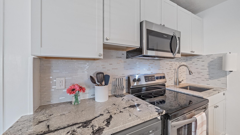 Urban Nest On 8th 4 Bedroom Home