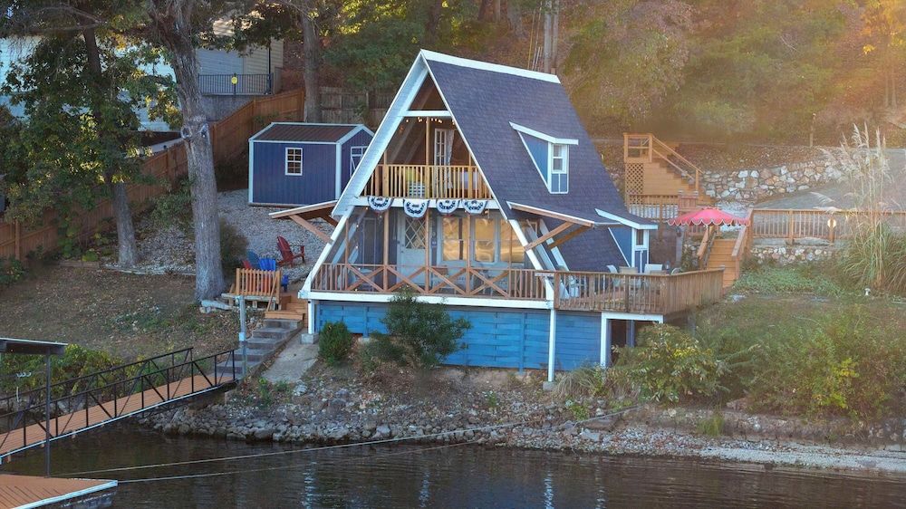 Sunrise Oasis - Enjoy Lakefront Living