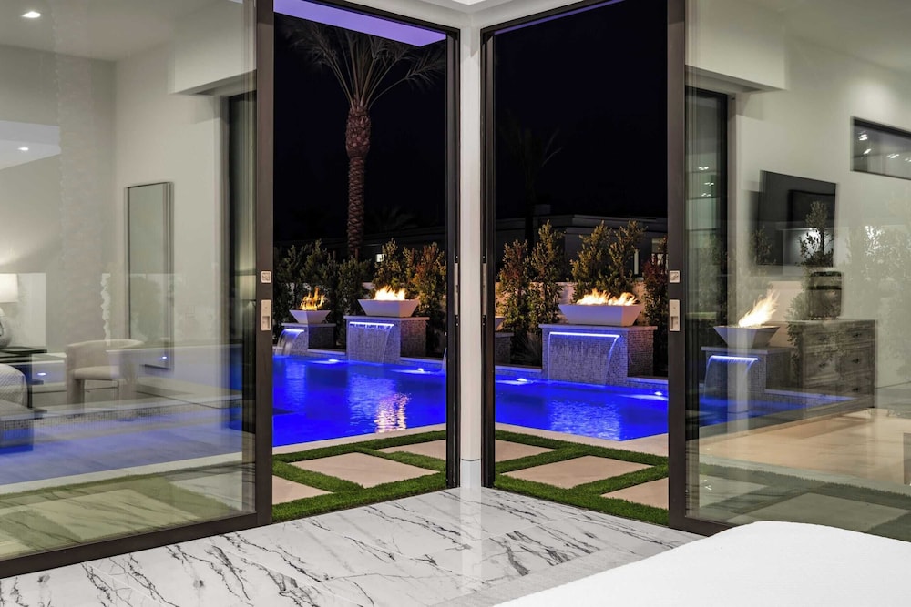 Sleeps 20 Pool, Hot Tub, & Pickleball Stay in Indio Bravo Villa #9
