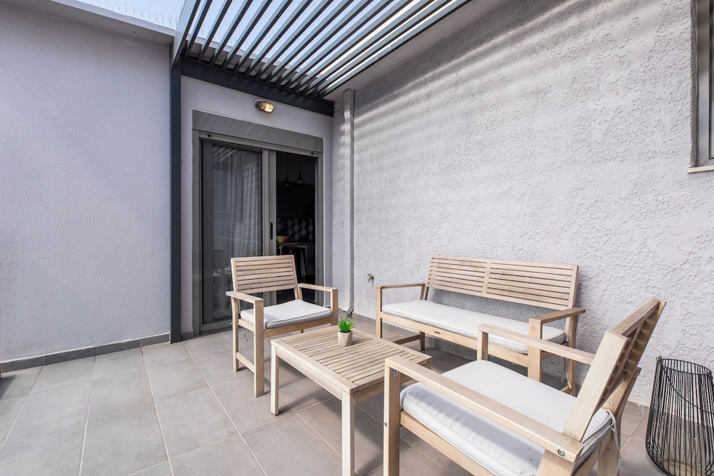 Andromeda - 1 Bedroom Apt & Terrace in Athens