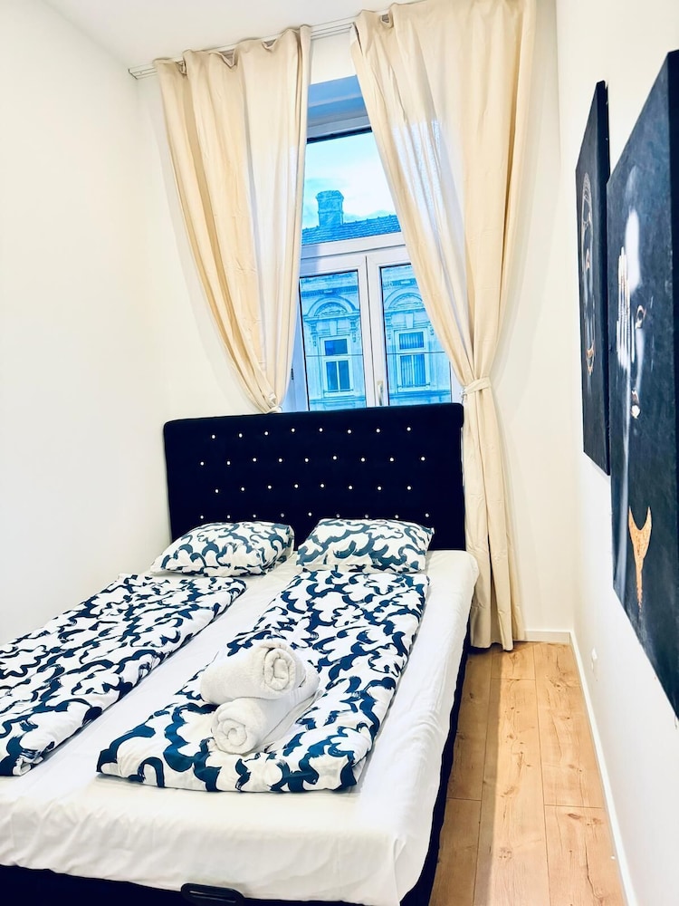 Spacious 3BR Near Kaufpark Alterlaa