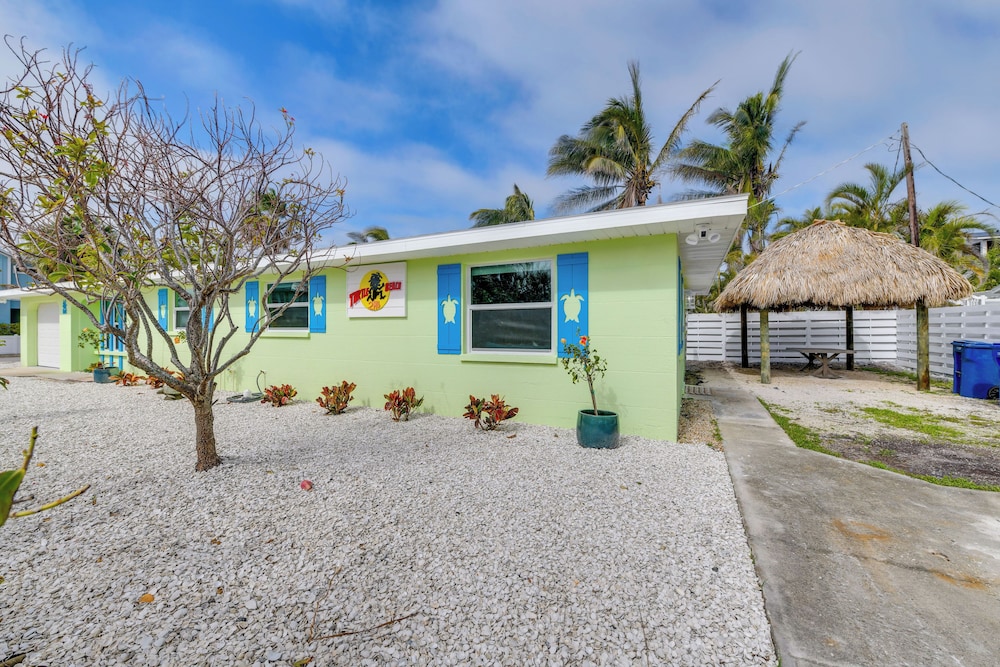 Fish, Swim & Unwind: Anna Maria Apt Steps to Beach