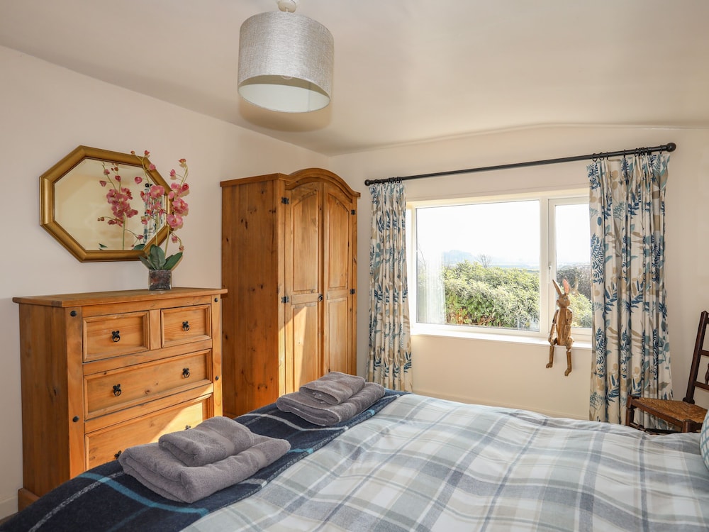 Tan Twr Farm Cottage view 5