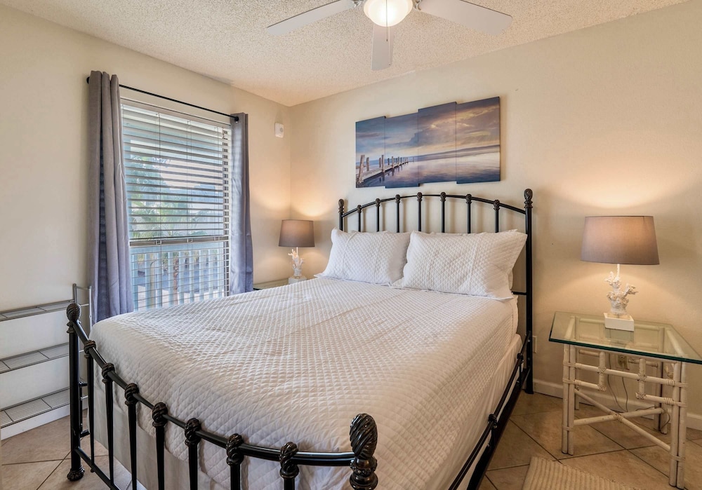 Walk to Beach Pool Sleeps 6!