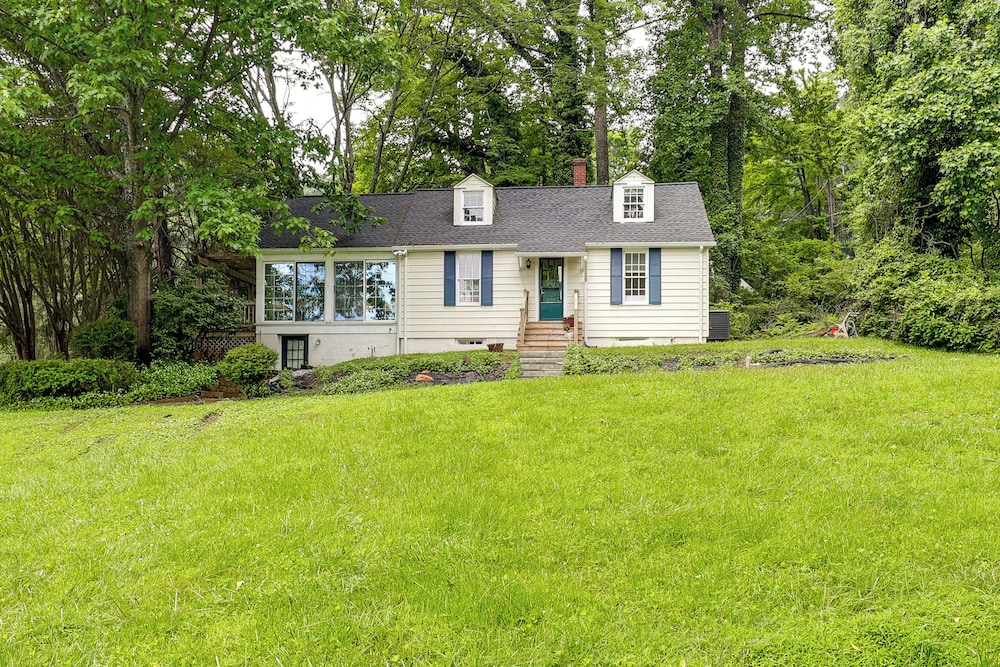 Near Shops & Parks: Dog-friendly Maryland Gem