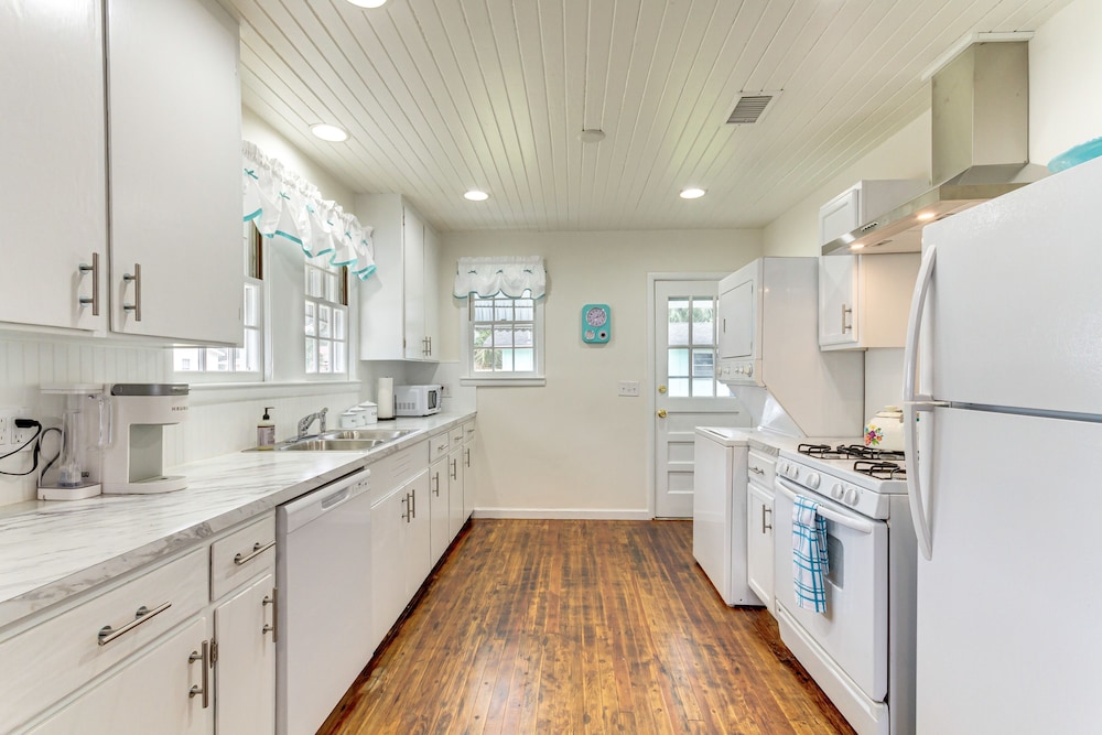 Charming Coastal Pensacola Home 1 Mi to Palafox St