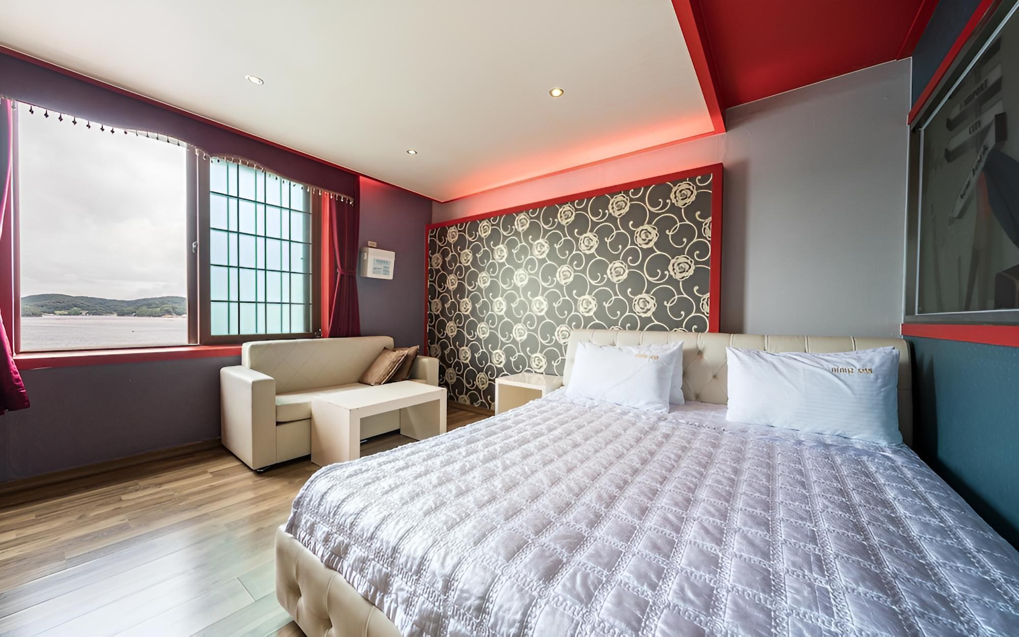 Tongyeong Hotel Ramada view 2