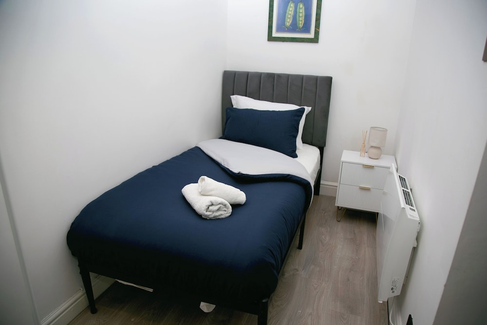 2 Bed Flat - Sleeps 3 - Wifi - Parking