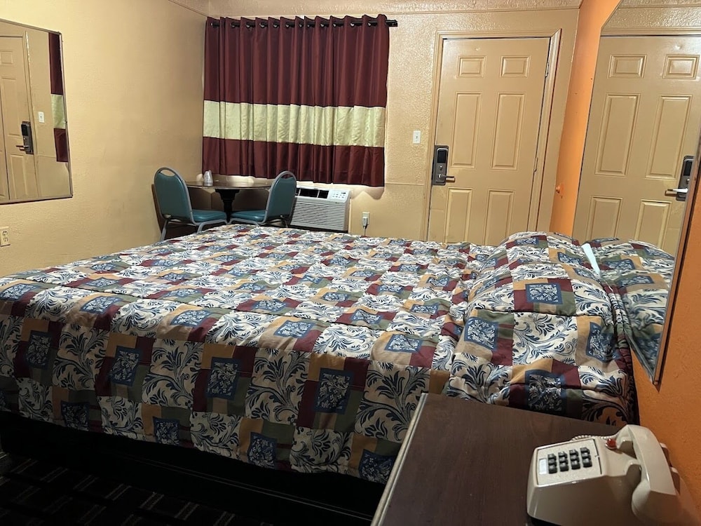 Deluxe Inn Motel