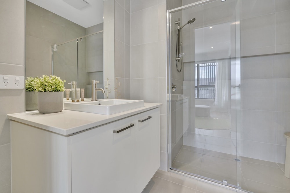 Oceanview Luxury With Dedicated Workspace
