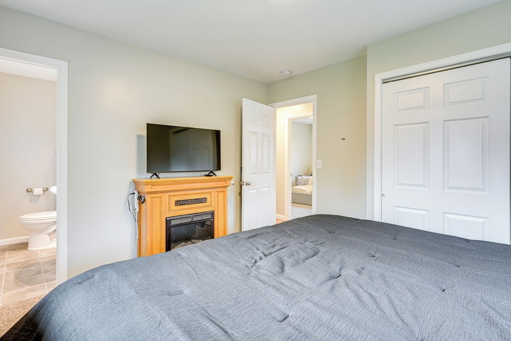 3 Mi to Dtwn Saginaw: Spacious & Updated Home!