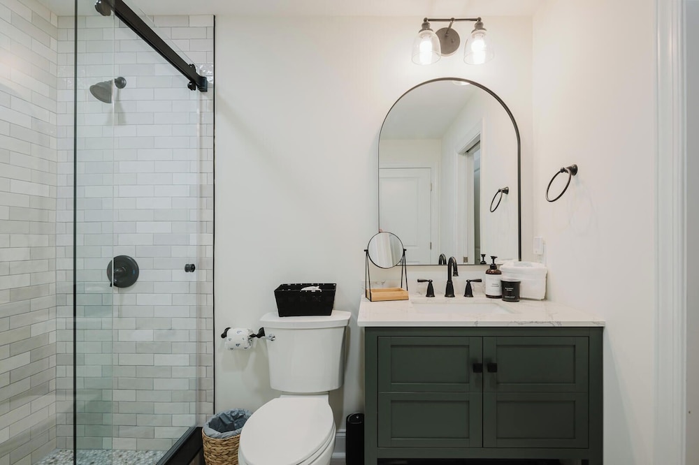 Lowcountry Landing! 3-story Townhouse in Old Town's Promenade