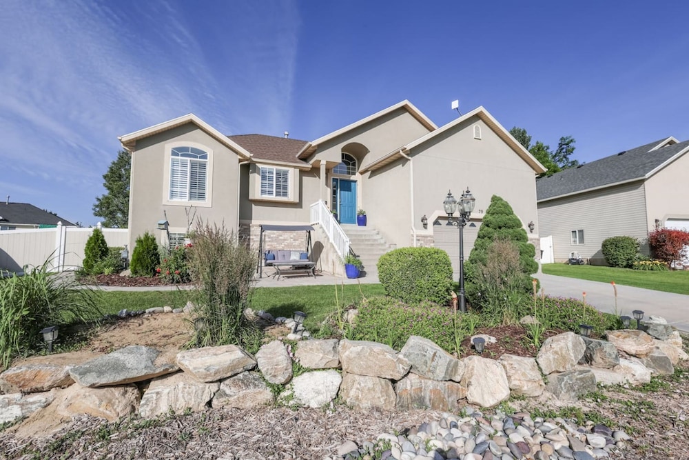 Farmington Gem 6BR Private Fenced Yard Sleeps 15