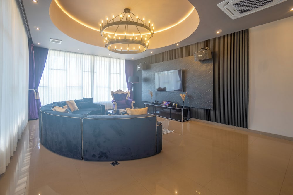 Exquisite 5BR Villa: Premier Luxury in Seminyak