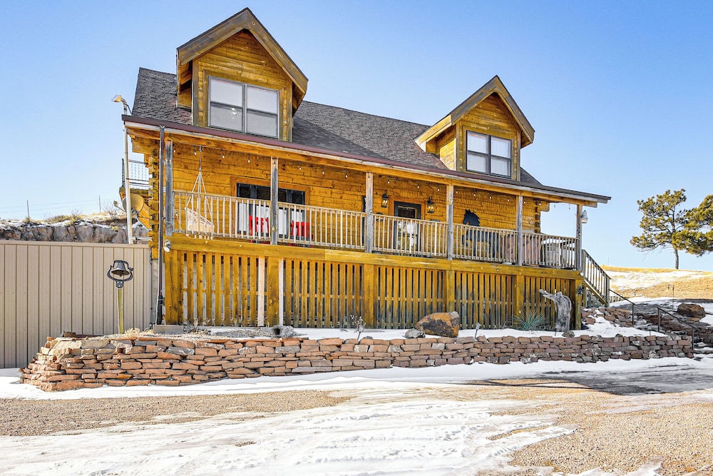 Pine Ridge Cabin on 62 Acres: Hot Tub & Views!