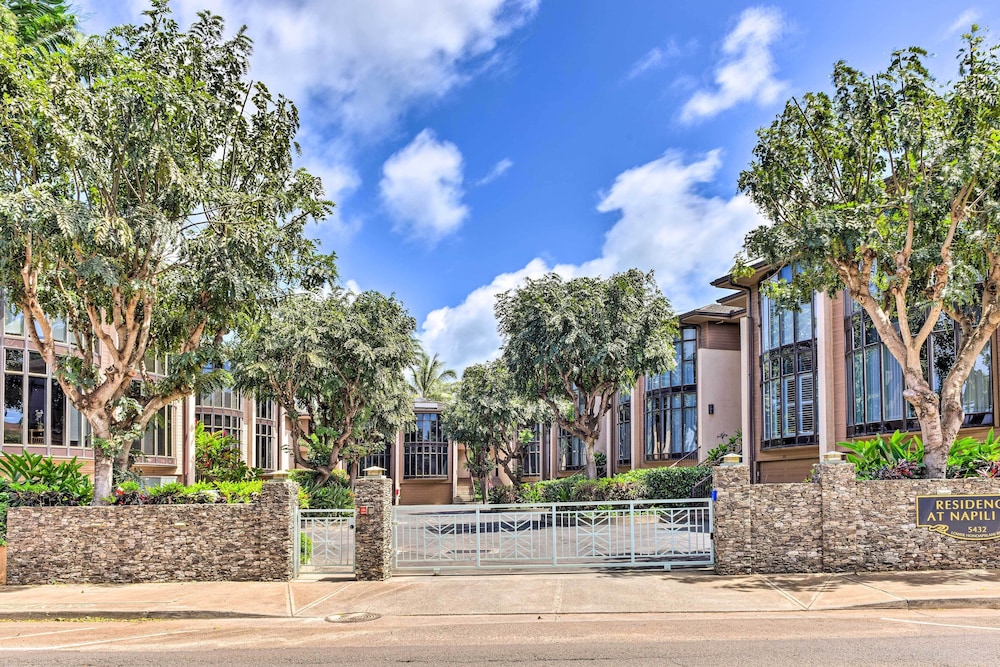 Bright & Airy Lahaina Condo - Walk to Beach!