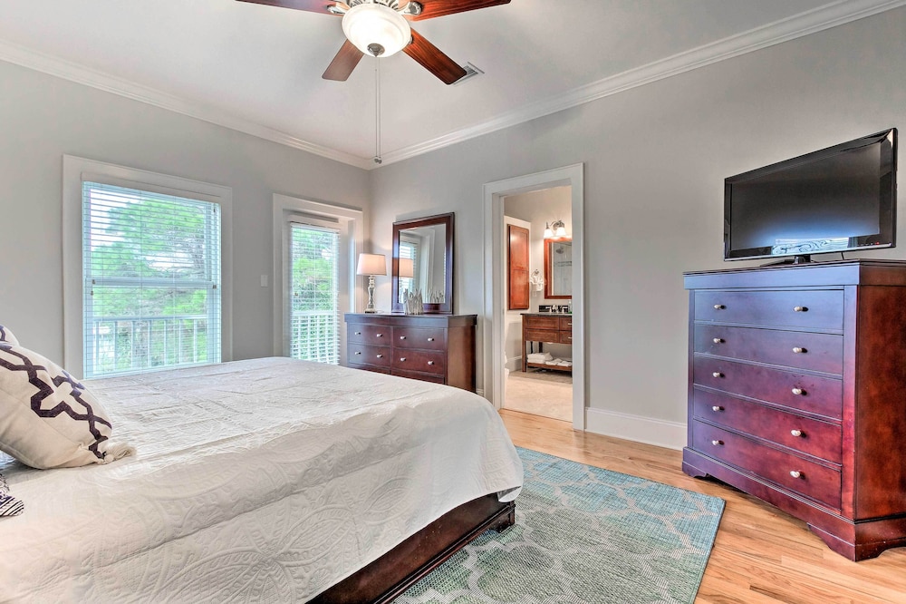 Home Near 30 A: Walk to Beach, Shops & Bicycles!
