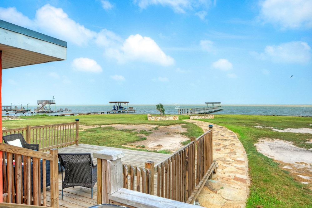 Shore Thing by Avantstay Waterfront Retreat w Private Boat Dock