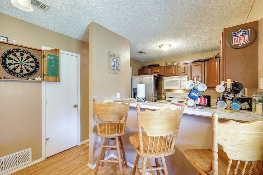 4 Blocks to At&t Stadium: Home w/ Bbq-ready Yard!