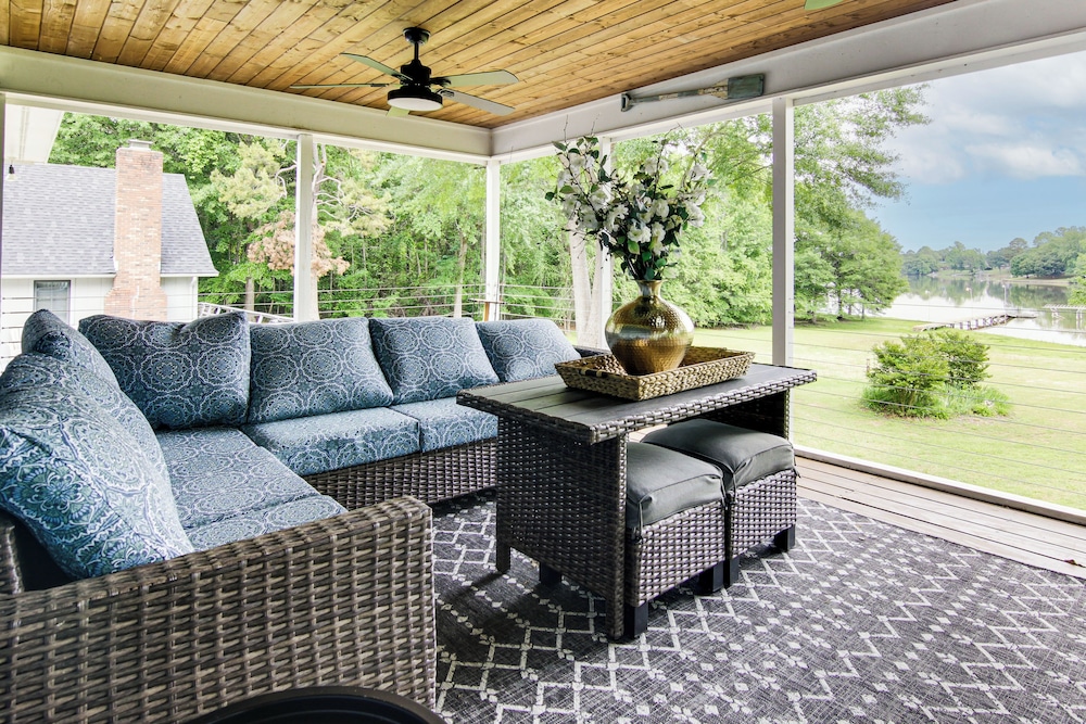 Newly Renovated Lake Bowen Home w/ Game Room!