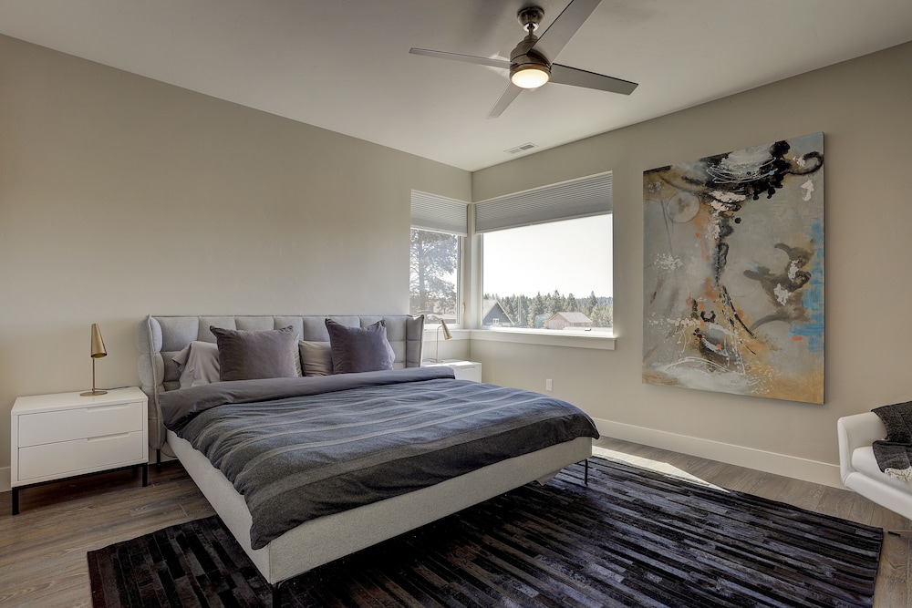 Ruby Peak *30 Day Minimum 4 Bedroom Home by RedAwning