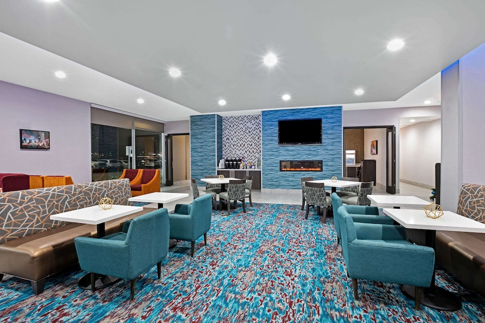La Quinta Inn  Suites by Wyndham DFW West-Glade Parks - Property Image 6