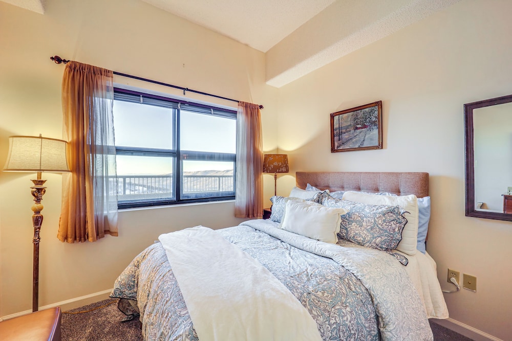 Slope Views & Ski In/out: Sugar Mtn Condo W/pool