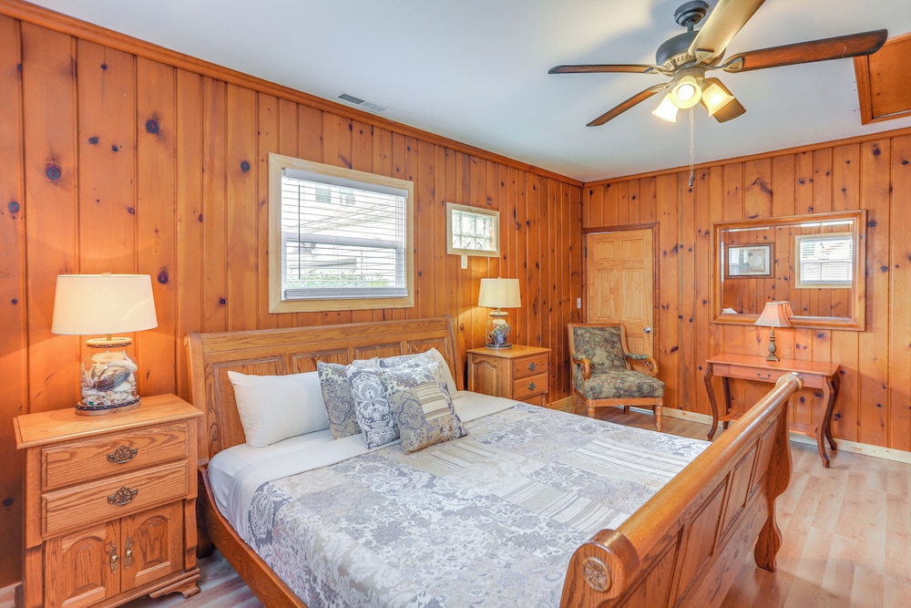 1 Mi to Water & Dtwn: Lake Erie Family Getaway