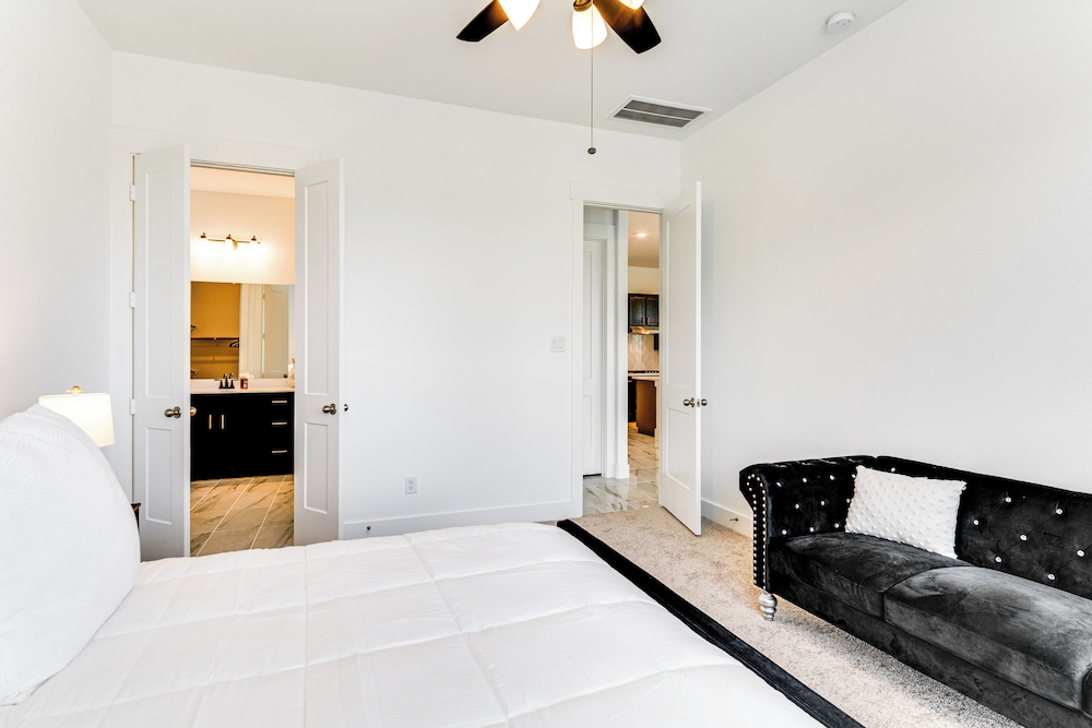 Patio & Pool Access: Family Home in Tomball