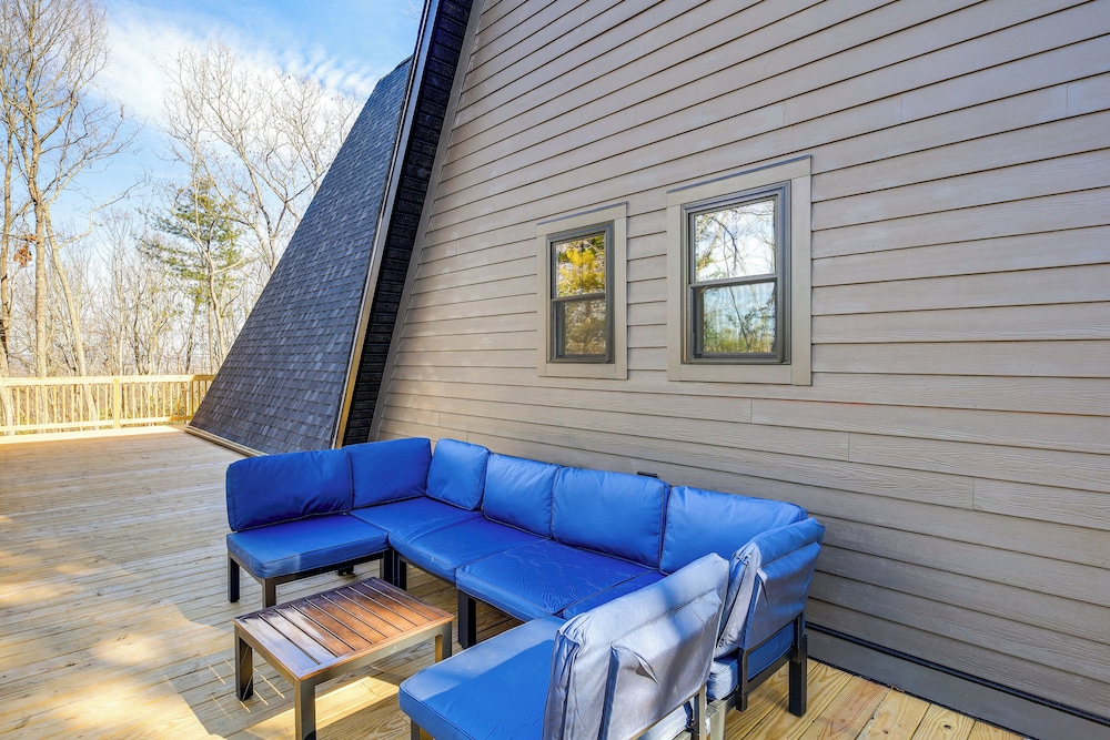 Wytheville A-frame Cabin w/ Wraparound Deck