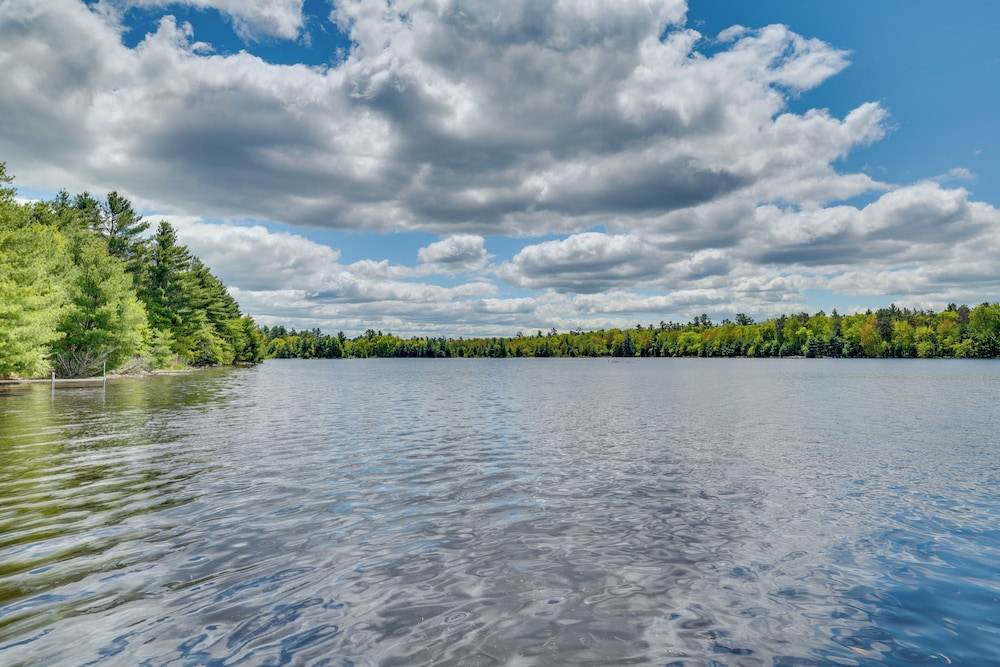 Gorgeous Lake Arbutus Getaway w/ Dock & Boat House