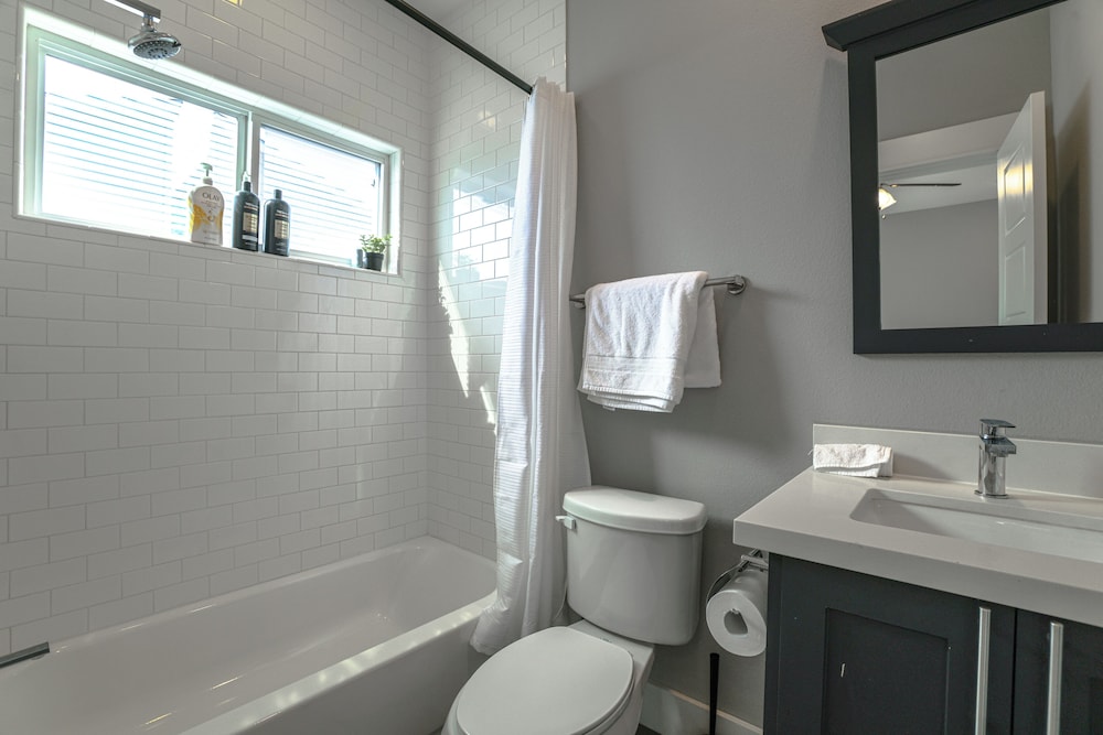 2 Mi to Dtwn: Modern Houston Home w/ Private Patio