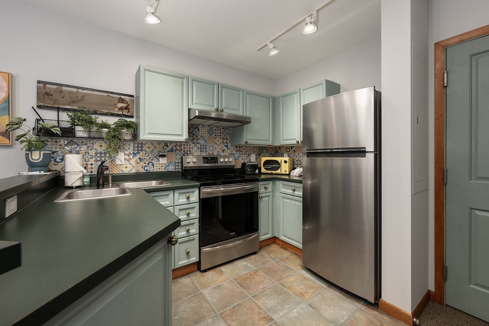 Premium Unit 1305 - Zephyr Mountain Lodge 1 Bedroom Condo