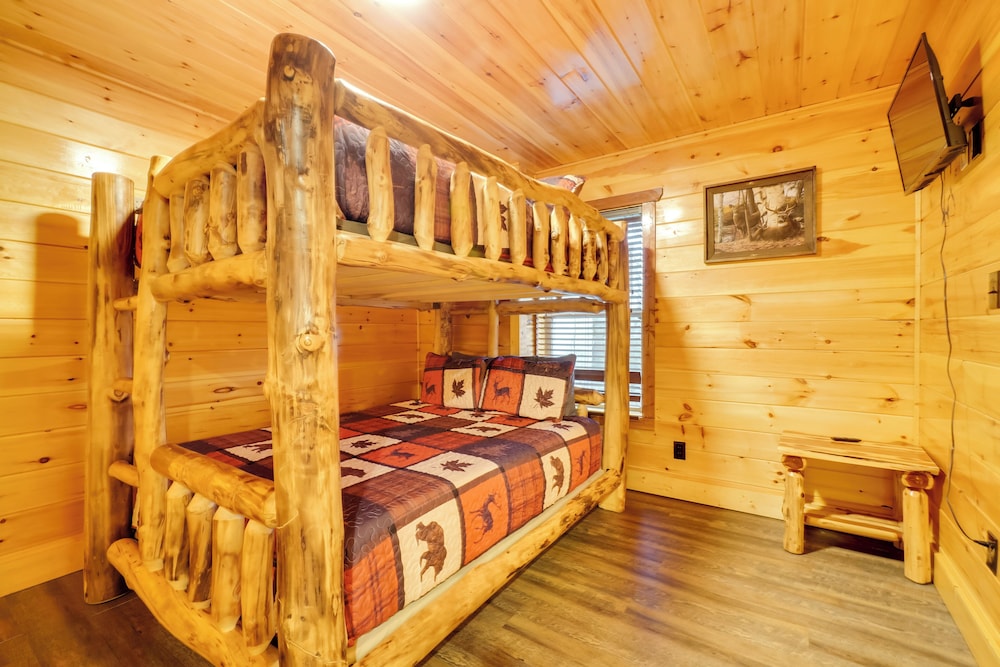 Hot Tub, Game Room & Mtn Views: Sevierville Cabin