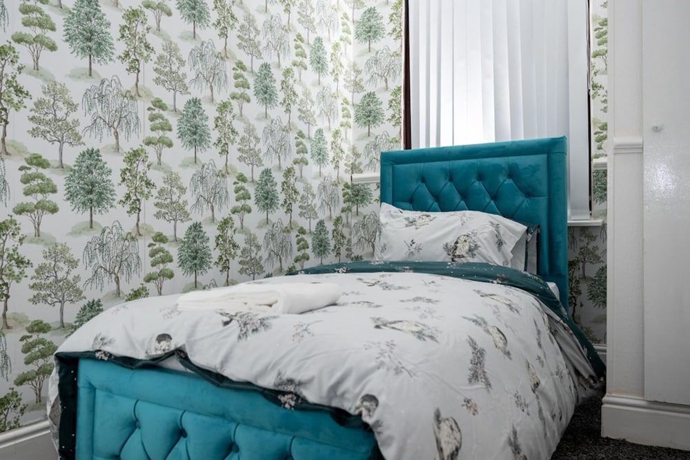 4-bedroom- Stoke-on-trent Sleeps 8- pet Friendly
