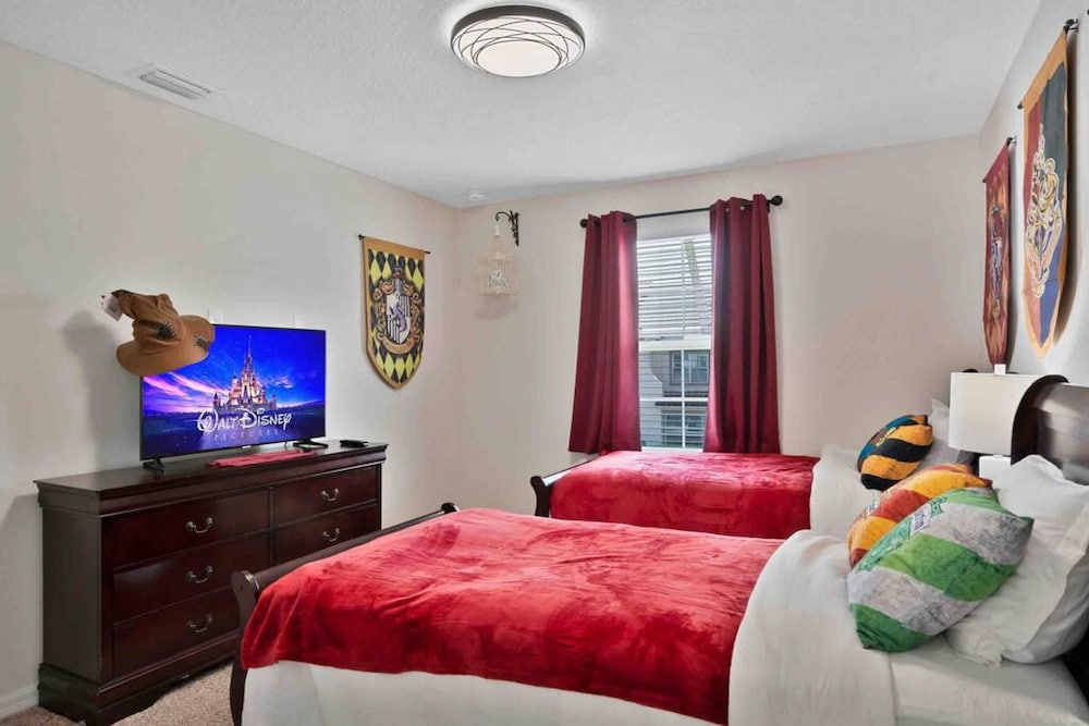 Super Snug- FUN Themes Pool Tons OF Amenities