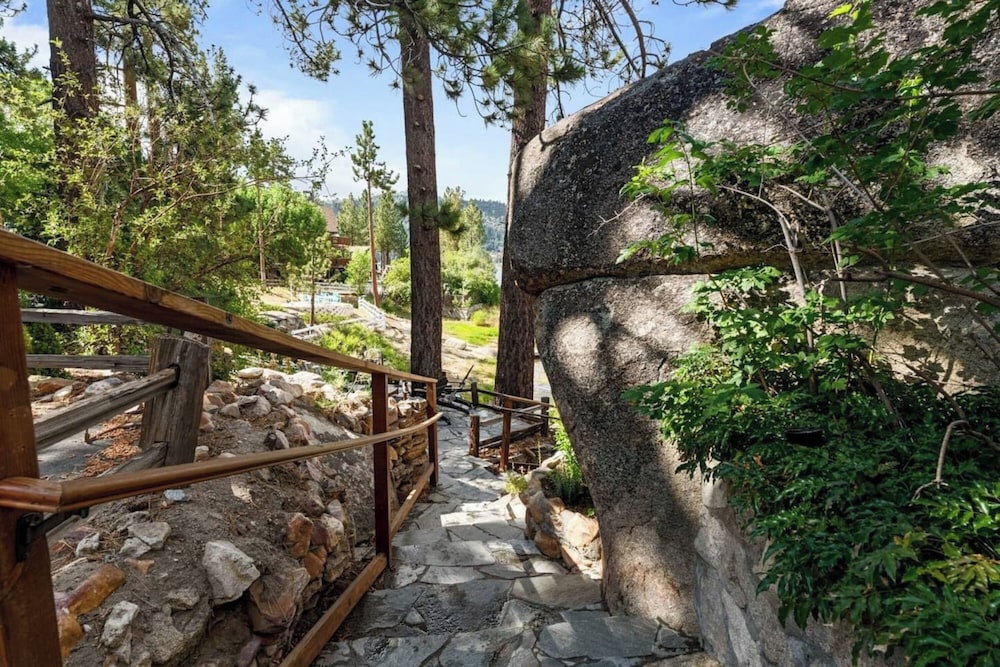 Stunning Lakefront Dock Views -Black Fox