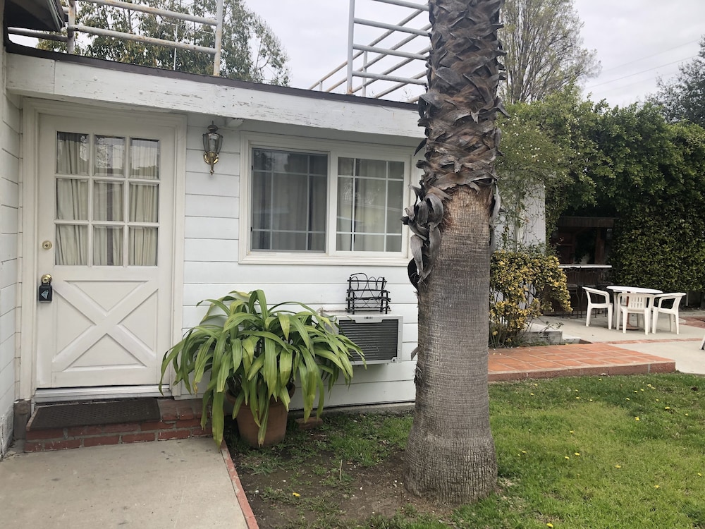 Van Nuys Vacations - Lovely Studio with a Pool - Property Image 13