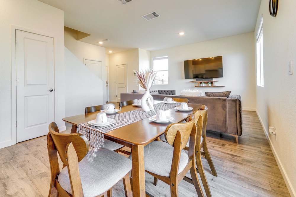 Reno Vacations - Modern Reno Vacation Home: Easy Access to Nature - Property Image 11