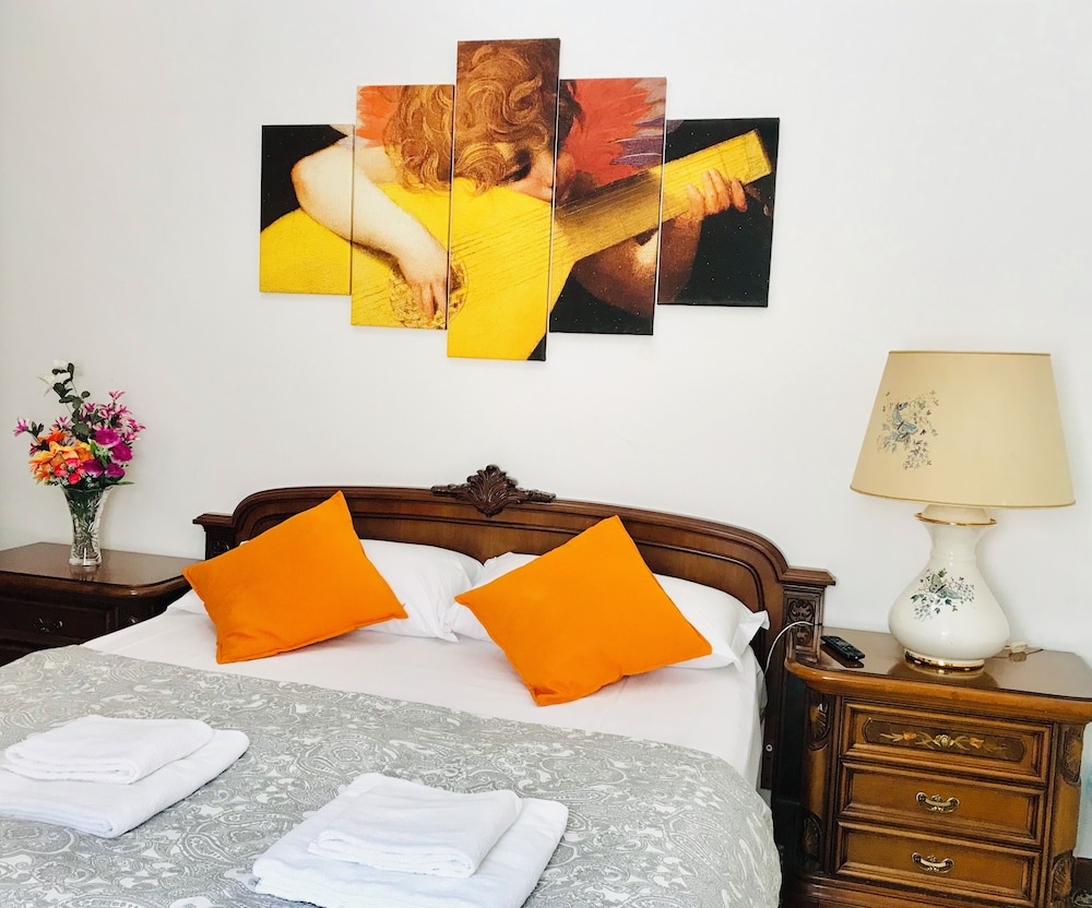 4 Bed-sleeps 8-central Rome-5 Min to Colosseum