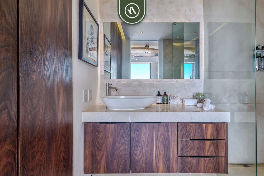 Luxury Corner Unit With Breataking Ocean Views