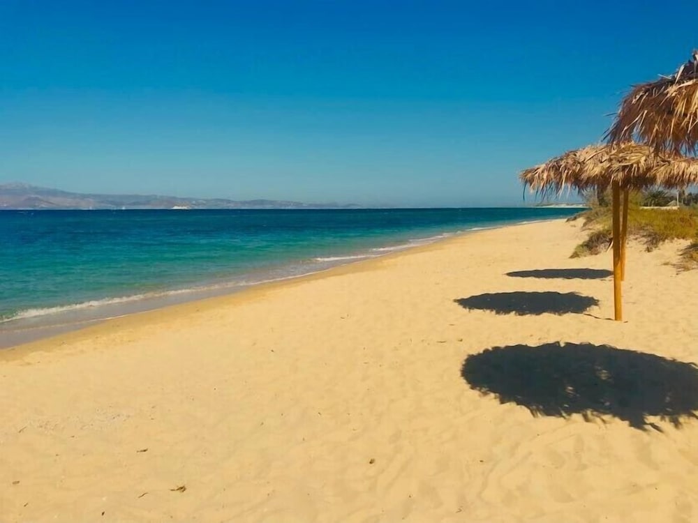 Studios Vrettos Beachfront Hotel