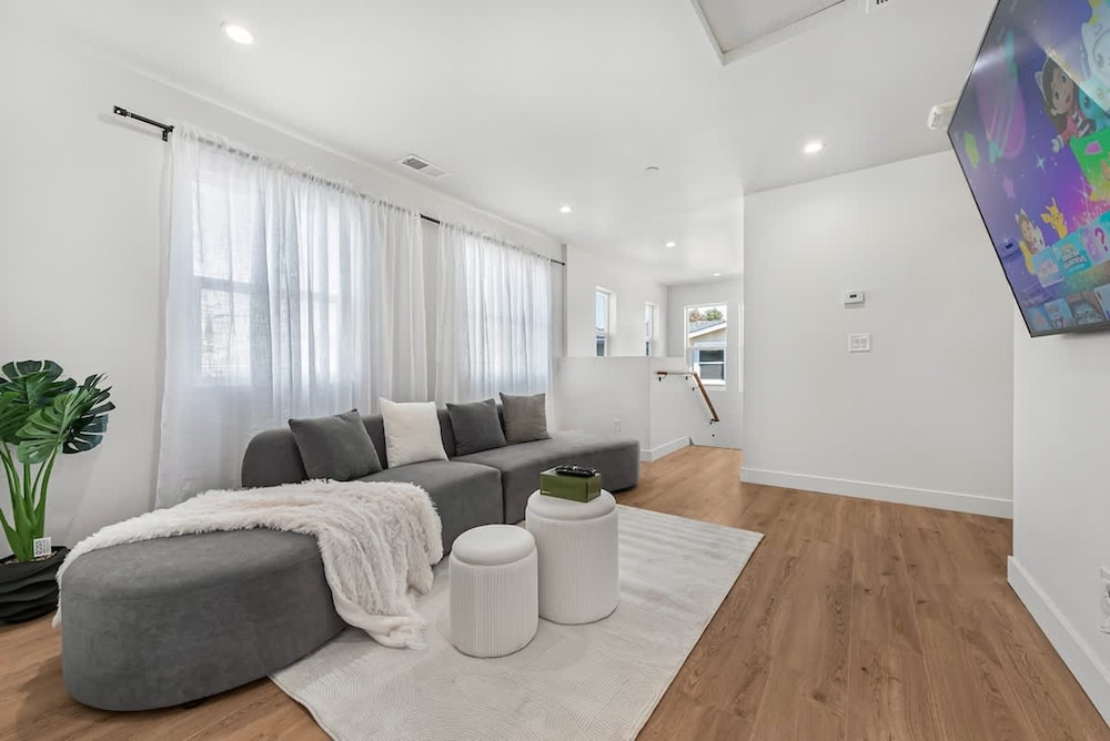 Massive 8BR Home in Hayward With AC Free Parking