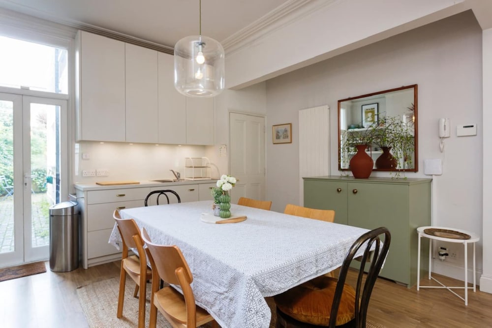 Stunning 2 Bed Apt W Garden in Clapham