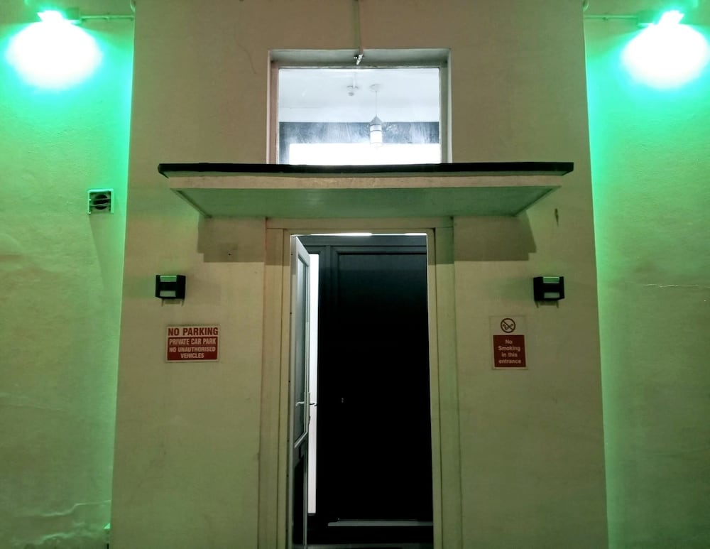 Spacious First-Floor Super King or Twin Studio Apartment with Free Parking