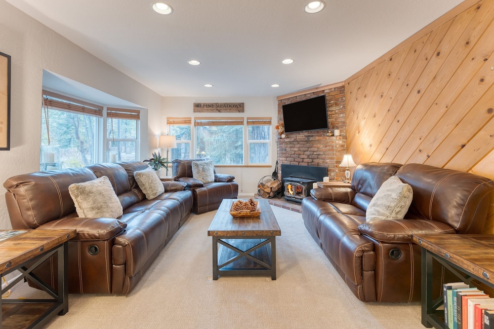 Westlake Cabin by Avantstay Hot Tub Near Skiing Walk to Restaurants Lake